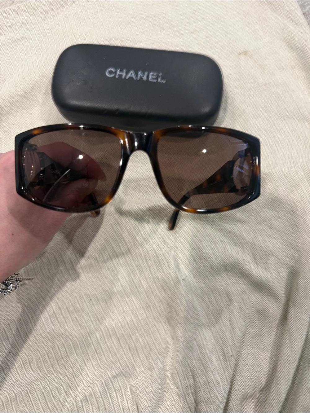 CHANEL Tortoise Frame Sunglasses with Gold CC Emblem - Picture 3 of 6